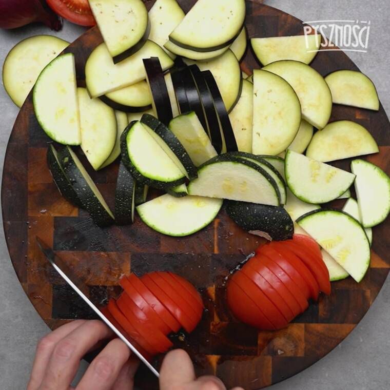 tarta z bakłażanem pomidorem i cukinią