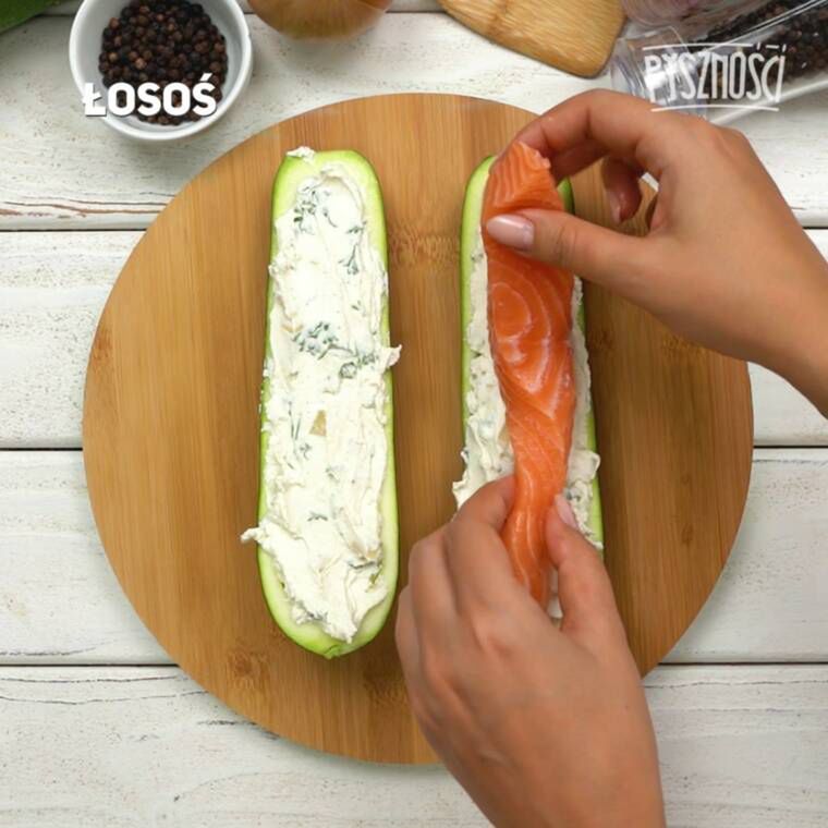 łódki z cukinii z łososiem