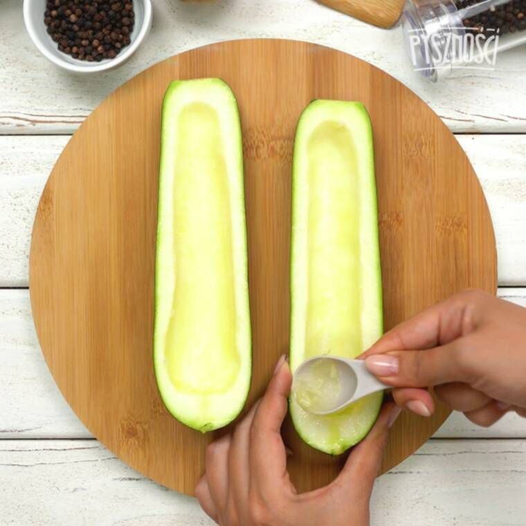 łódki z cukinii z łososiem