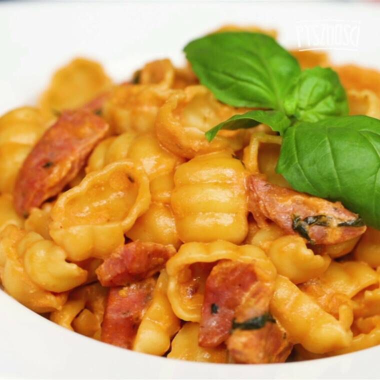 gnocchi z pesto rosso z białą kiełbasą