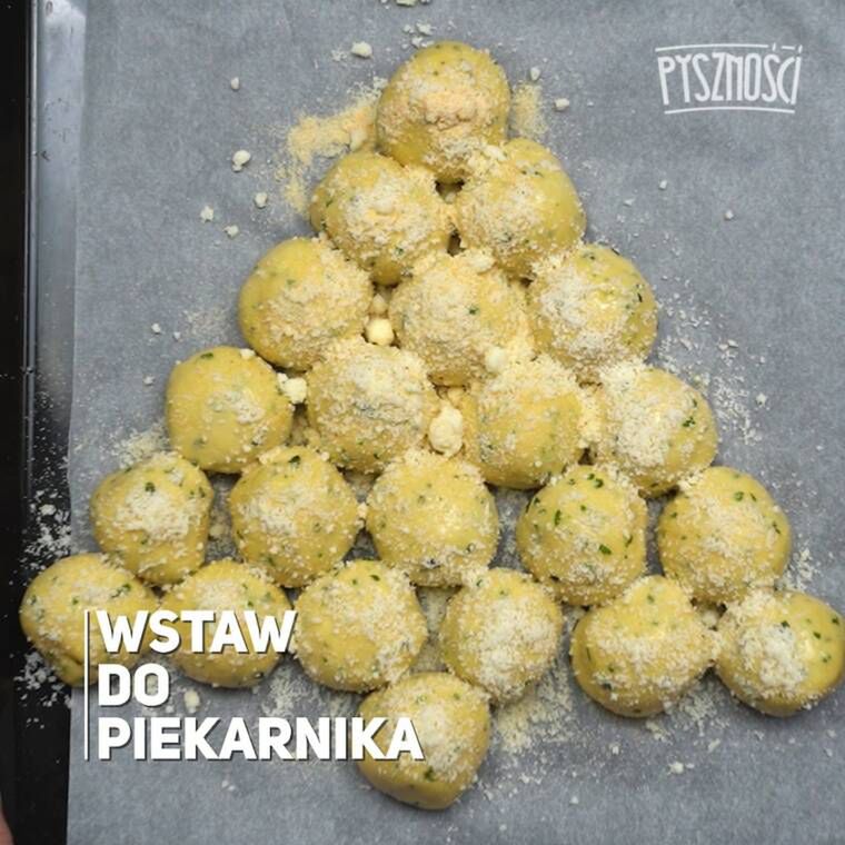 drożdżowe bułeczki w kształcie choinki