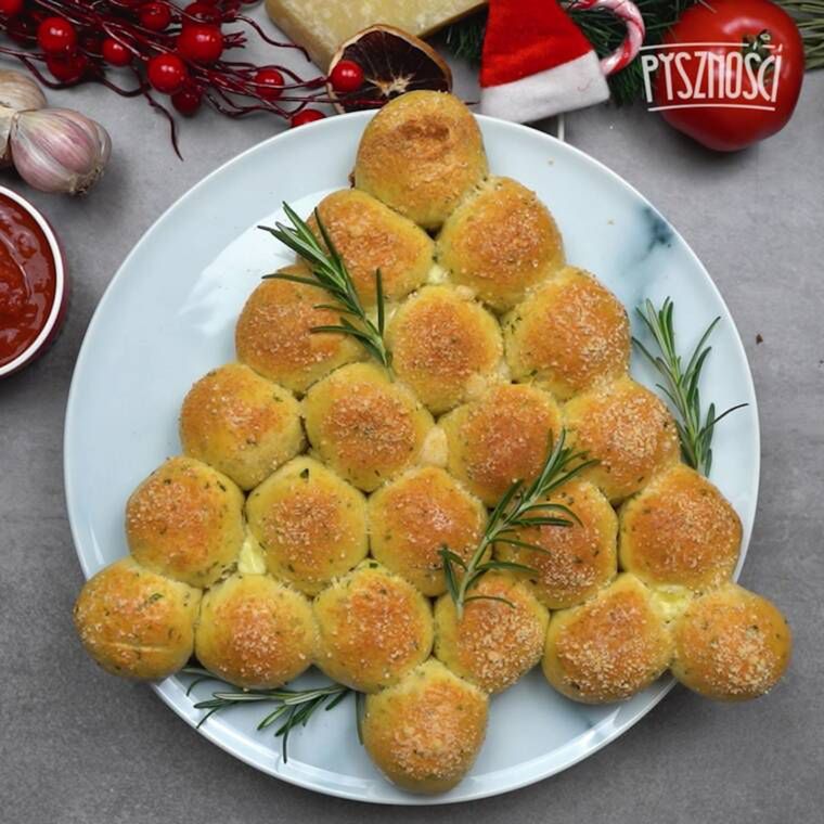 drożdżowe bułeczki w kształcie choinki