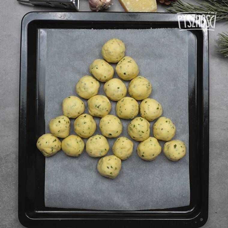 drożdżowe bułeczki w kształcie choinki