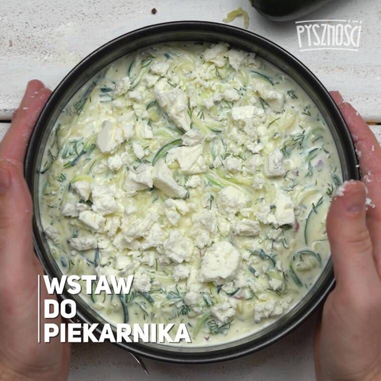 Na koniec dokładnie wymieszaj składniki przy pomocy kuchennej rózgi.