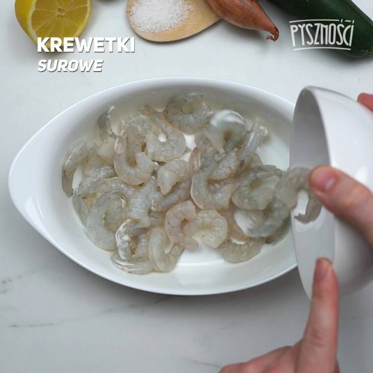 przepyszne krewetki z makaronem z cukinii