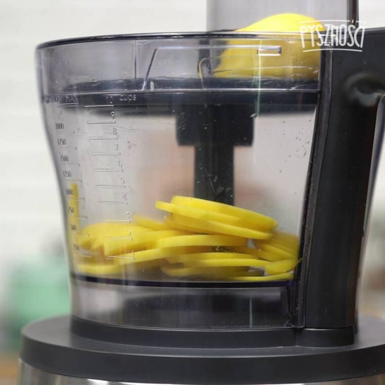 pieczona karkówka faszerowana ogórkami z ziemniaczanymi talarkami