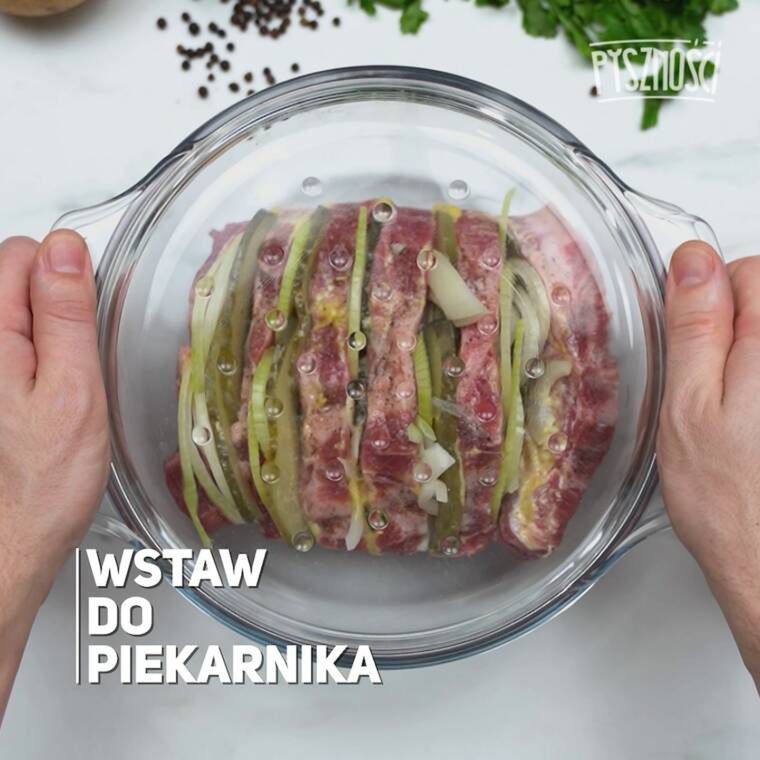 pieczona karkówka faszerowana ogórkami z ziemniaczanymi talarkami