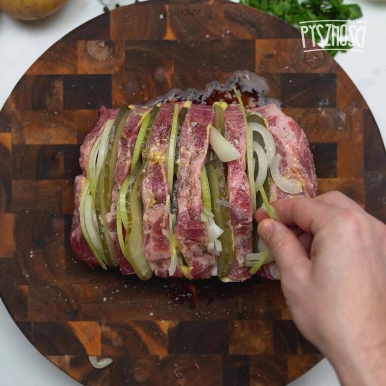 pieczona karkówka faszerowana ogórkami z ziemniaczanymi talarkami