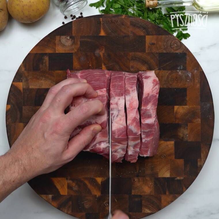 pieczona karkówka faszerowana ogórkami z ziemniaczanymi talarkami