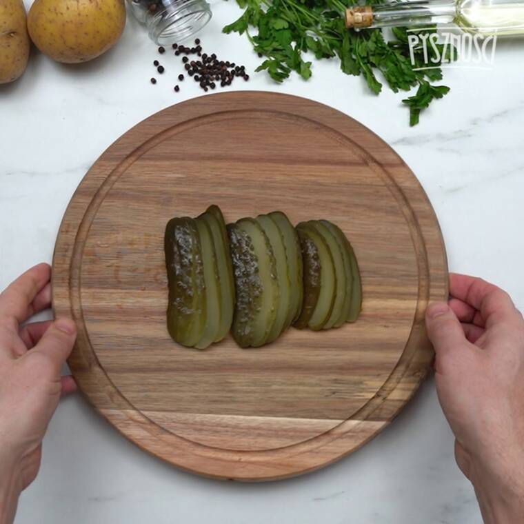 pieczona karkówka faszerowana ogórkami z ziemniaczanymi talarkami