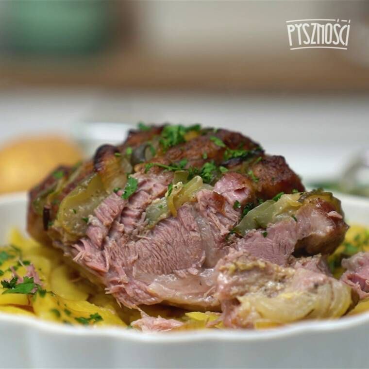 pieczona karkówka faszerowana ogórkami z ziemniaczanymi talarkami