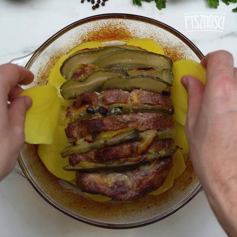 pieczona karkówka faszerowana ogórkami z ziemniaczanymi talarkami