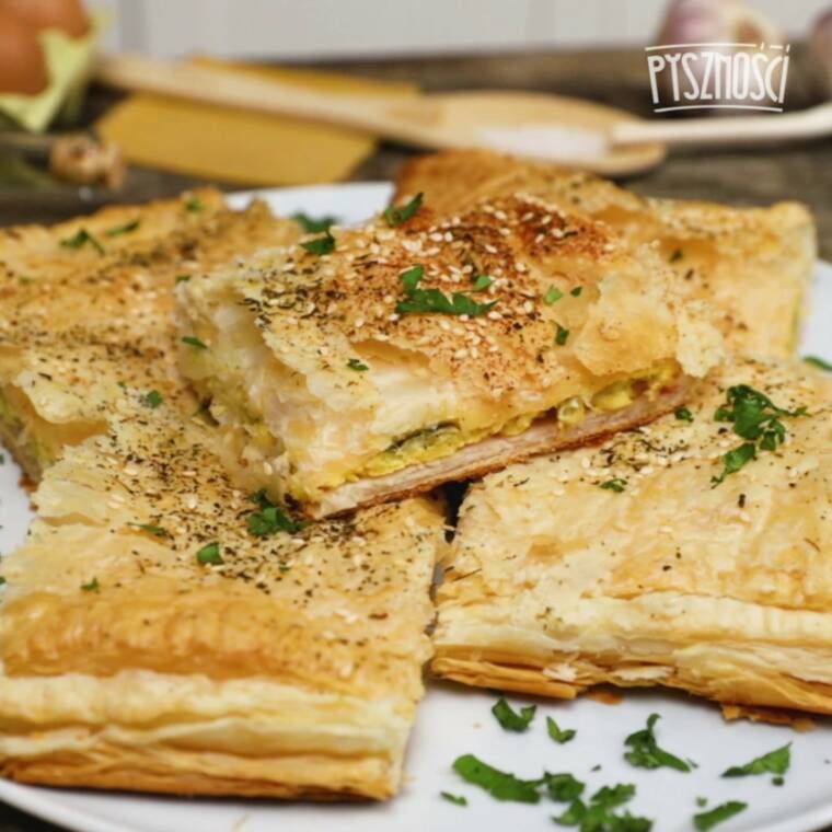 zapiekanka z ciasta francuskiego z jajecznicą