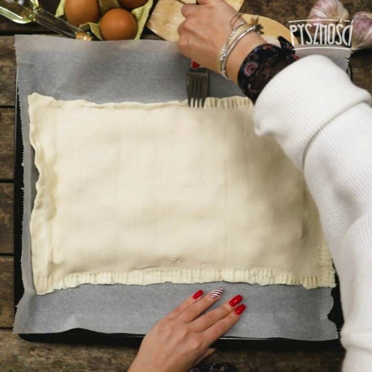 zapiekanka z ciasta francuskiego z jajecznicą