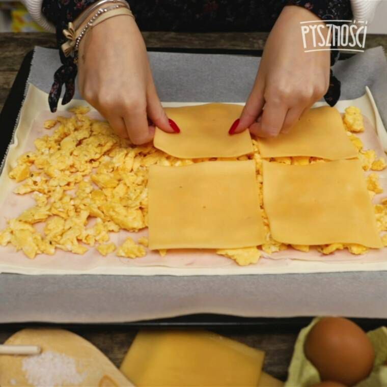 zapiekanka z ciasta francuskiego z jajecznicą