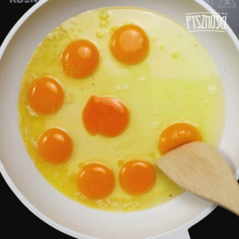 zapiekanka z ciasta francuskiego z jajecznicą