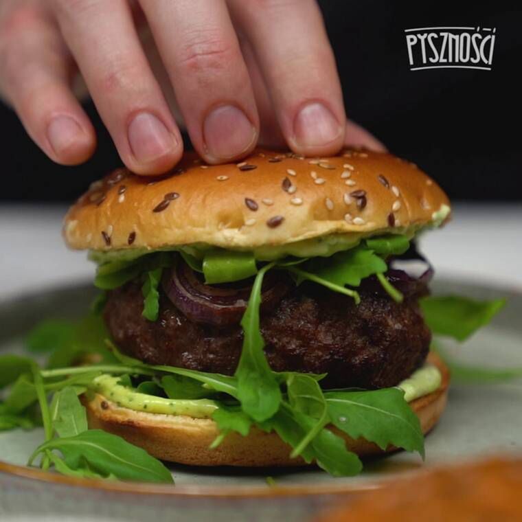 genialny burger z przepysznym sosem aioli