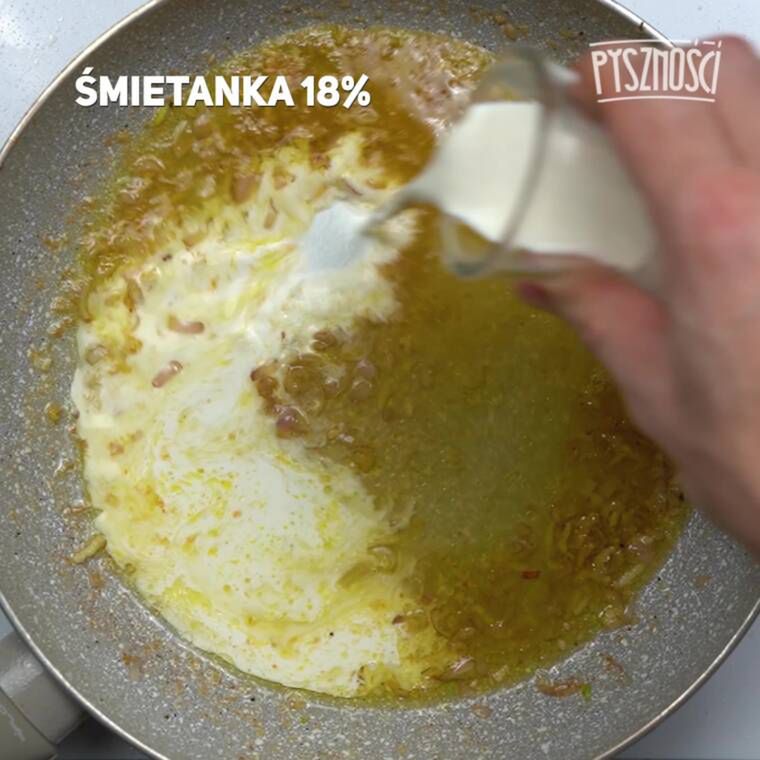 filety z kurczaka w sosie śmietankowym podane z plackami ziemniaczanymi