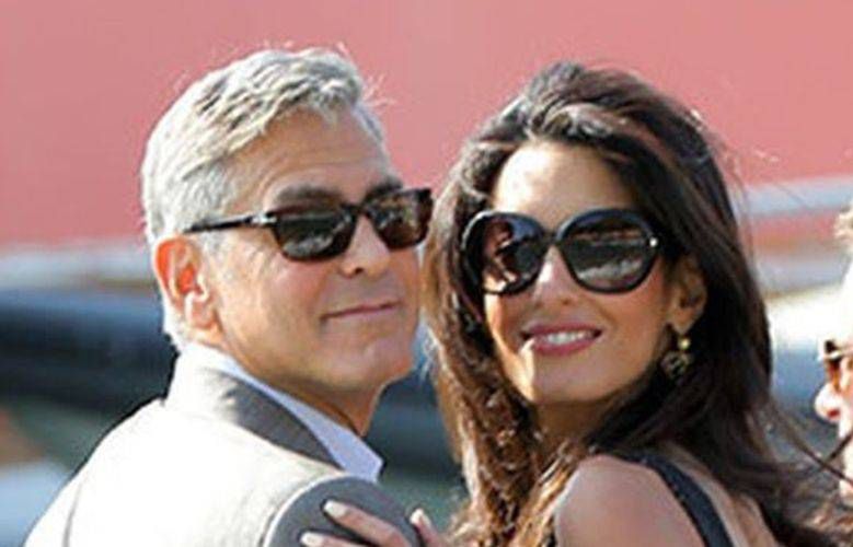 Amal, żona Georgea Clooneya, podczas ostatniej przymiarki sukni ślubnej u Oscara De la Renty