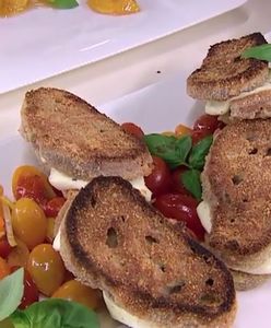 Niecodzienne pomysły na tosty: z kiełbasą oraz bundzem i smażonymi pomidorami