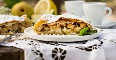 Strudel z jabłkami. Najlepiej smakuje na gorąco