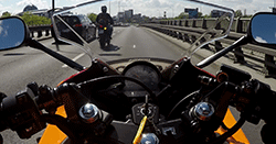 Motocyklem 125 cm3 w miasto. Czy kierowca samochodu da sobie radę?