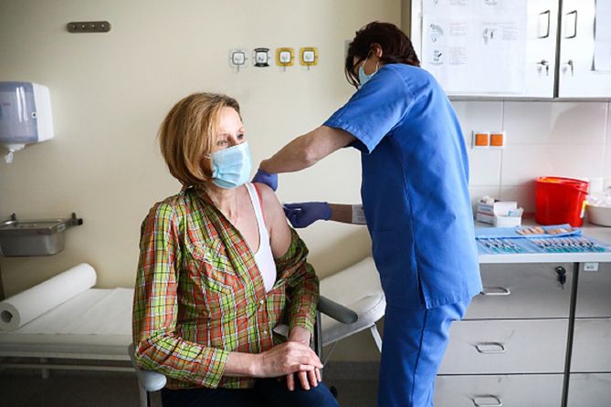 Zachorowali mimo 2 dawek szczepienia przeciw COVID-19