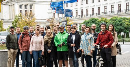 Czym najlepiej poruszać się po mieście? Rower z najwyższą punktacją, a samochód elektryczny najszybszy w warszawskiej edycji Wielkiego Testu Mobilności Miejskiej 2023