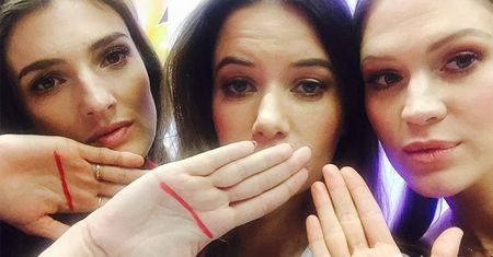 #liniaprosta, czyli dłoń z narysowaną prostą linią - nowa akcja na Instagramie z udziałem gwiazd. Cel jest szczytny. Wyjaśniamy o co chodzi