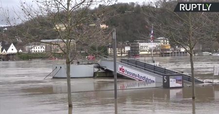 Wysoka woda w Koblencji. Podtopiony słynny cypel Deutsches Eck
