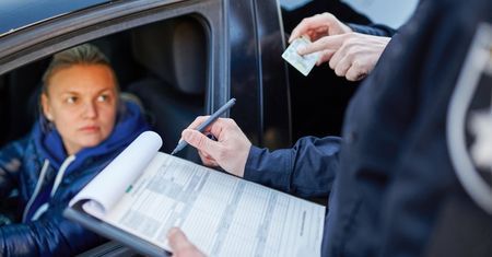Za taką jazdę można słono zapłacić. Wielu kierowców wciąż ryzykuje