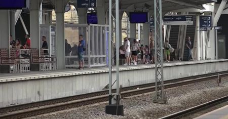 Pociągi zatrzymywane po sygnale radio-stop. Dwóch mężczyzn w rękach policji