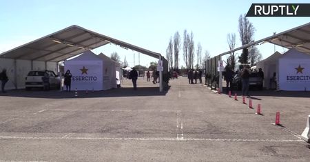 Największe włoskie centrum szczepień drive thru otwarte w Mediolanie.