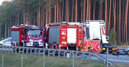Tragiczny wypadek w Lubuskiem. Dwie osoby zginęły w wyniku czołowego zderzenia osobówki z ciężarówką