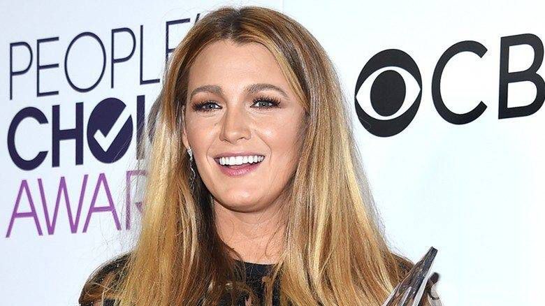 Blake Lively na gali People's Choice Awards 2017. Zdjęcia kreacji, stylizacji