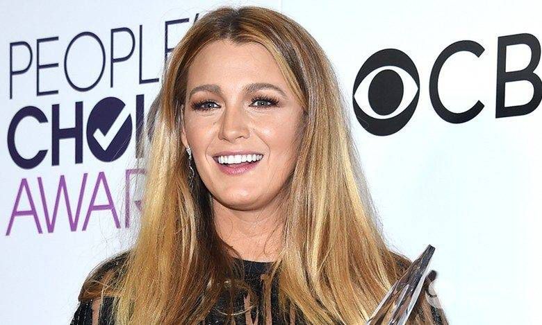 Blake Lively na gali People's Choice Awards 2017. Zdjęcia kreacji, stylizacji