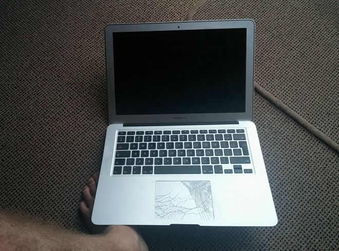 MacBook Air spadł z wys. 300 m. Działa?