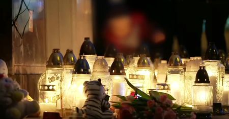 Nie żyje 5-latek dźgnięty nożem. Znicze i maskotki na miejscu tragedii