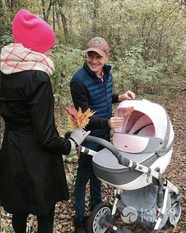 Rafał Mroczek na spacerze z córką Zosią