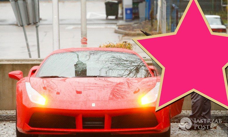 Który polski gwiazdor jeździ TAKIM Ferrari? Cena luksusowego samochodu zwala z nóg
