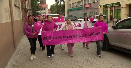 Ulicami Oławy przeszedł Marsz Różowej Wstążki