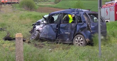 Śmiertelny wypadek na przejeździe kolejowym w Małopolsce. Auto wjechało pod pociąg