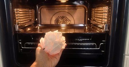 Zgnieć papier do pieczenia w kulkę i namocz w wodzie