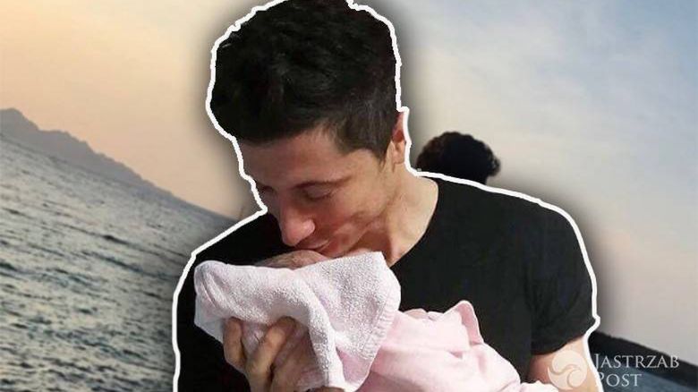 Robert Lewandowski na spacerze z małą Klarą
