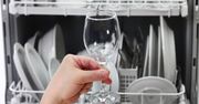 Genialny trik z Tik Toka. Wrzuć do zmywarki, a zapomnisz o zaciekach na szklankach