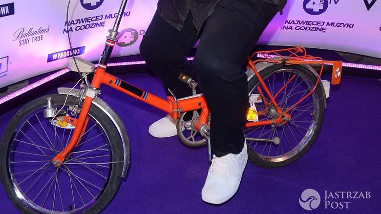 Adam Kraśko na rowerze na imprezie stacji muzycznej. Zdjęcia 2016, stylizacja