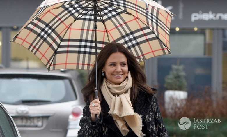 Kinga Rusin z parasolką