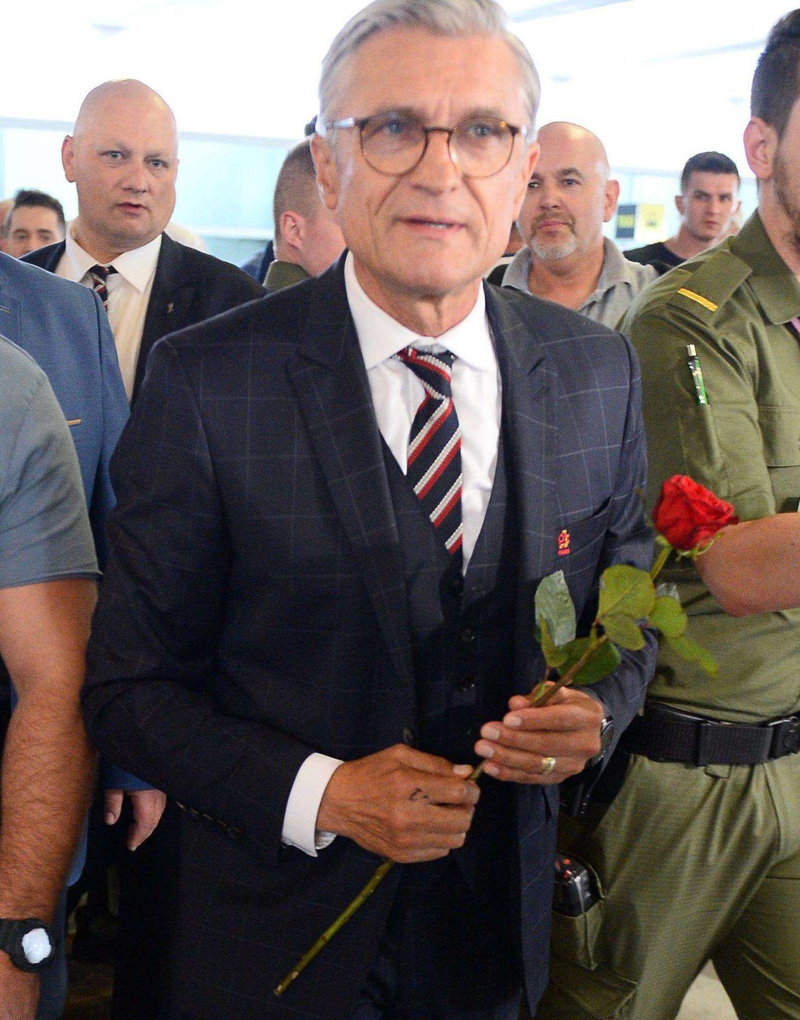 Adam Nawałka na lotnisku – powrót z Mundialu 2018 w Rosji