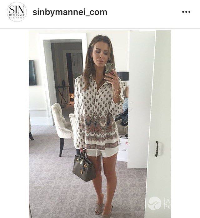 Sara Boruc pozuje przed lustrem w swoim mieszkaniu