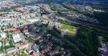 Sztuczna murawa na stadionie przy Okrzei